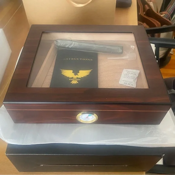 Wooden Cigar Humidor with Glass Top - Picture 2 of 4